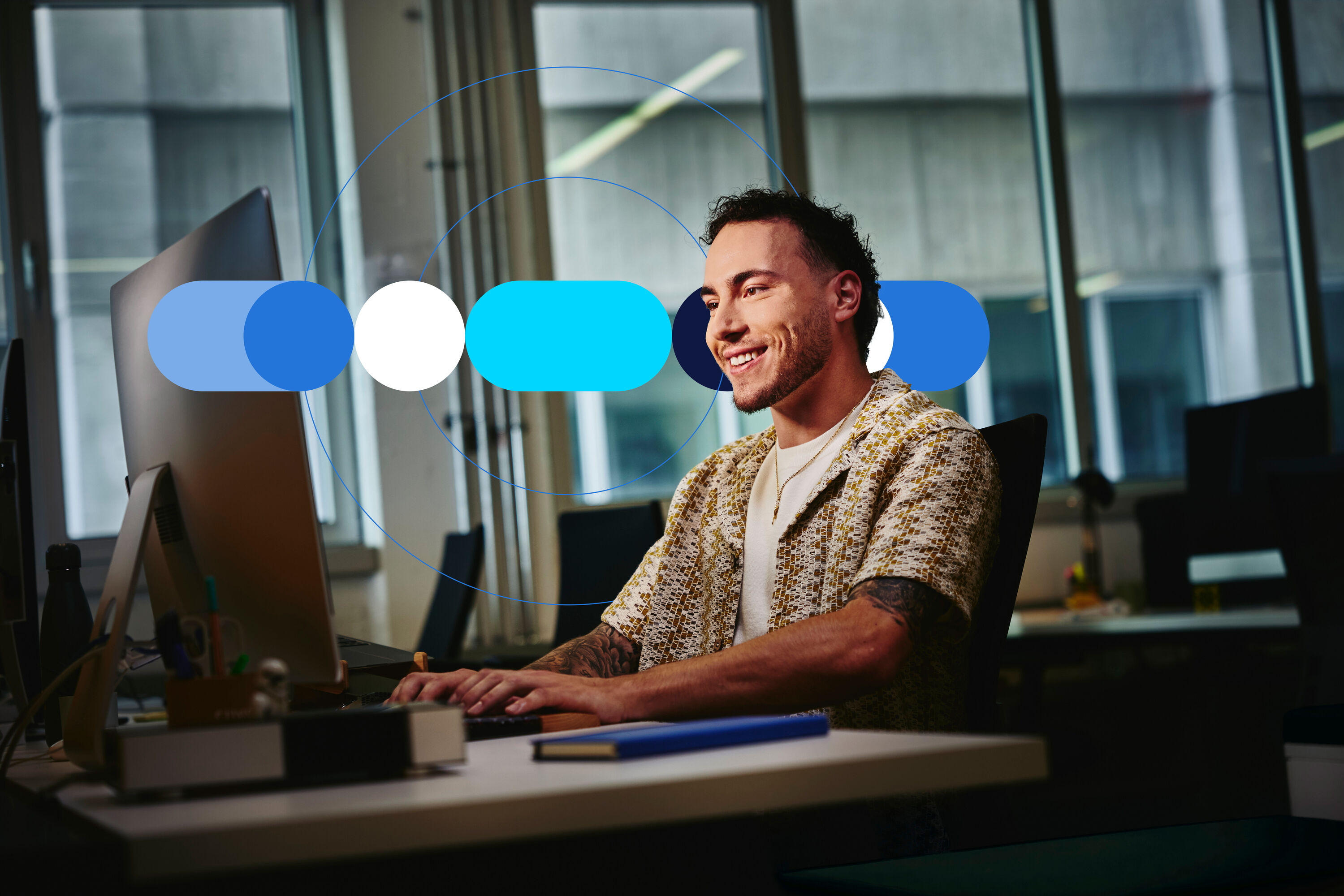 un ragazzo sorridente che lavora al pc