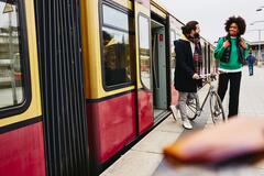 due colleghi che scendono da un mezzo pubblico - Corporate Wellness
