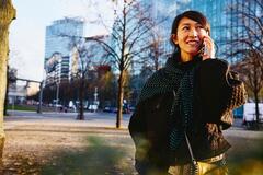 una donna che parla al cellulare in un parco -  competenze hr manager