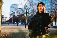 una donna che parla al cellulare in un parco -  competenze hr manager
