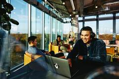 ragazzo lavora al computer in un bar