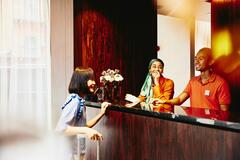 persona alla reception di un hotel