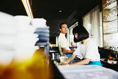 un ragazzo e una ragazza che lavorano al bancone di un bar
