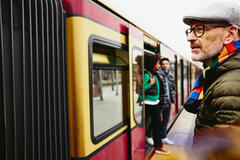 uomo che prende il tram