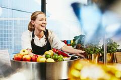 donna in cucina