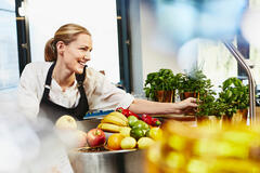 donna che lavora come retail manager