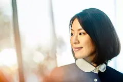 donna che lavora come assistente di volo