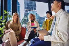 colleghi appartenenti a diverse generazioni al lavoro