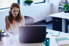 ragazza che sta inviando una candidatura spontanea