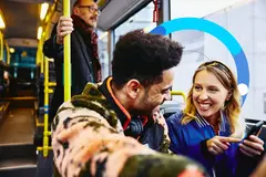 due ragazzi che parlano in autobus