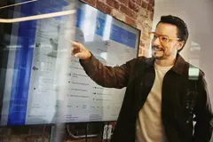 uomo che lavora come chief digital officer