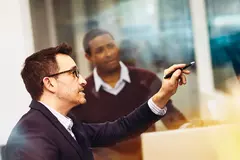 uomo segue corsi di formazione gratuita