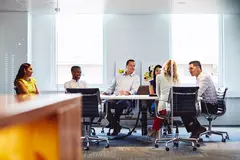 colleghi dibattono circa il gender pay gap