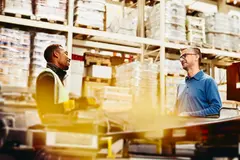 lavoratore parla di infortuni sul lavoro con il suo datore