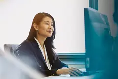donna seduta al computer