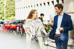 due persone che parlano mentre passeggiano