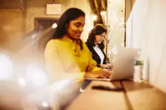 due donne che scrivono al computer la lettera di dimissioni