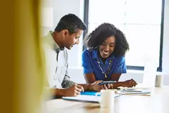 colleghi leggono i dati del randstad employer branding research