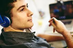 ragazzo gioca ai video giochi