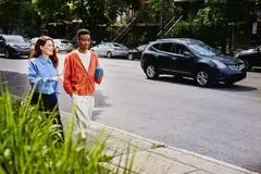 ragazzi passeggiano dopo la ripresa post covid 19