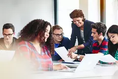 ragazzi studiano i dati dell'HR trands e della salary survey di randstad