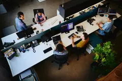 ragazzi lavorano in un incubatore-impresa