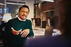 uomo che lavoro come psicologo in azienda