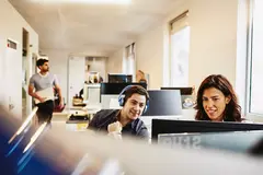 colleghi cercano di sviluppare una strategia hr di gamification 