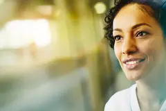 ragazza che frequenta un corso chimico farmaceutico 