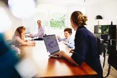 genitori lavorano da casa per stare insieme ai figli 
