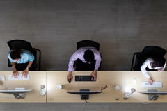 cellulare al lavoro
