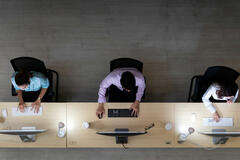 cellulare al lavoro