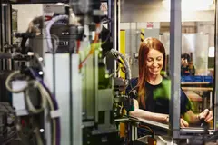 donna che lavora in industria metalmeccanica