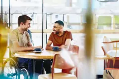 due persone che parlano di come misurare la percentuale di invalidità