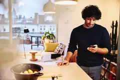 ragazzo che sta pensando di cambiare lavoro