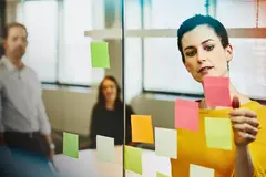 donna che sta facendo una mappatura delle competenze del personale