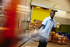 ragazzo che lavora nella logistica