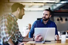 due ragazzi che usano l'ai in finanza