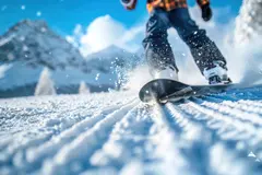 ragazzo che fa snowboard 