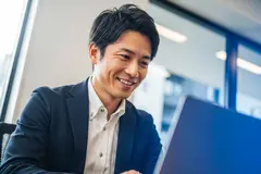 uomo che richiede consulenza di finanza agevolata