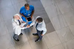 personale sanitario che parla di health robotics
