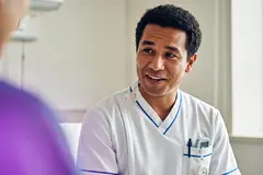 persona che utilizza intelligenza artificiale in sanità