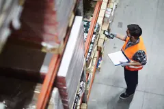 persona che usa AI alla logistica