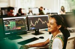 una donna sorridente davanti ad un pc con grafici - hr digital transformation