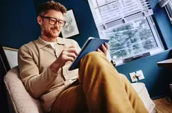 uomo si riposa perché l'azienda per cui lavora ha adottato la settimana corta