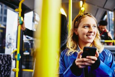 ragazza in autobus che guarda il telefono