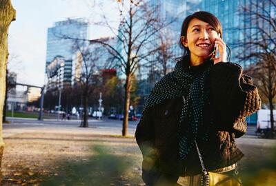 una donna che parla al cellulare in un parco -  competenze hr manager