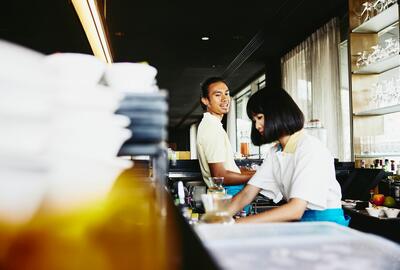 un ragazzo e una ragazza che lavorano al bancone di un bar