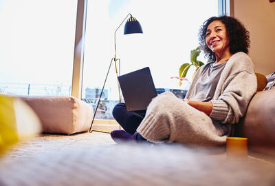donna in smart working