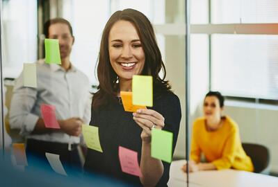 donna che sta motivando i dipendenti in azienda